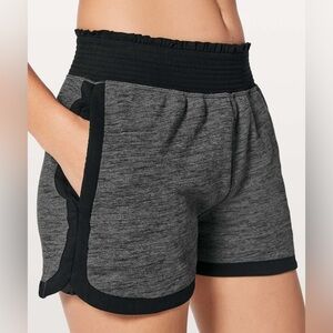 Lululemon Calm and Collected 2.5” Short EUC Size 4